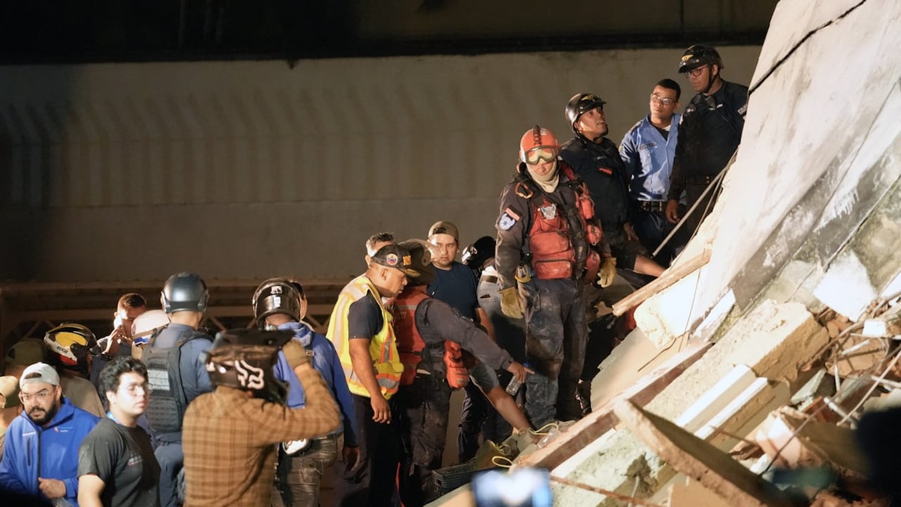 Los rescatistas trabajan entre los restos de un edificio derrumbado tras el terremoto que sacudió Caracas.