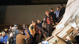 Los rescatistas trabajan entre los restos de un edificio derrumbado tras el terremoto que sacudió Caracas.