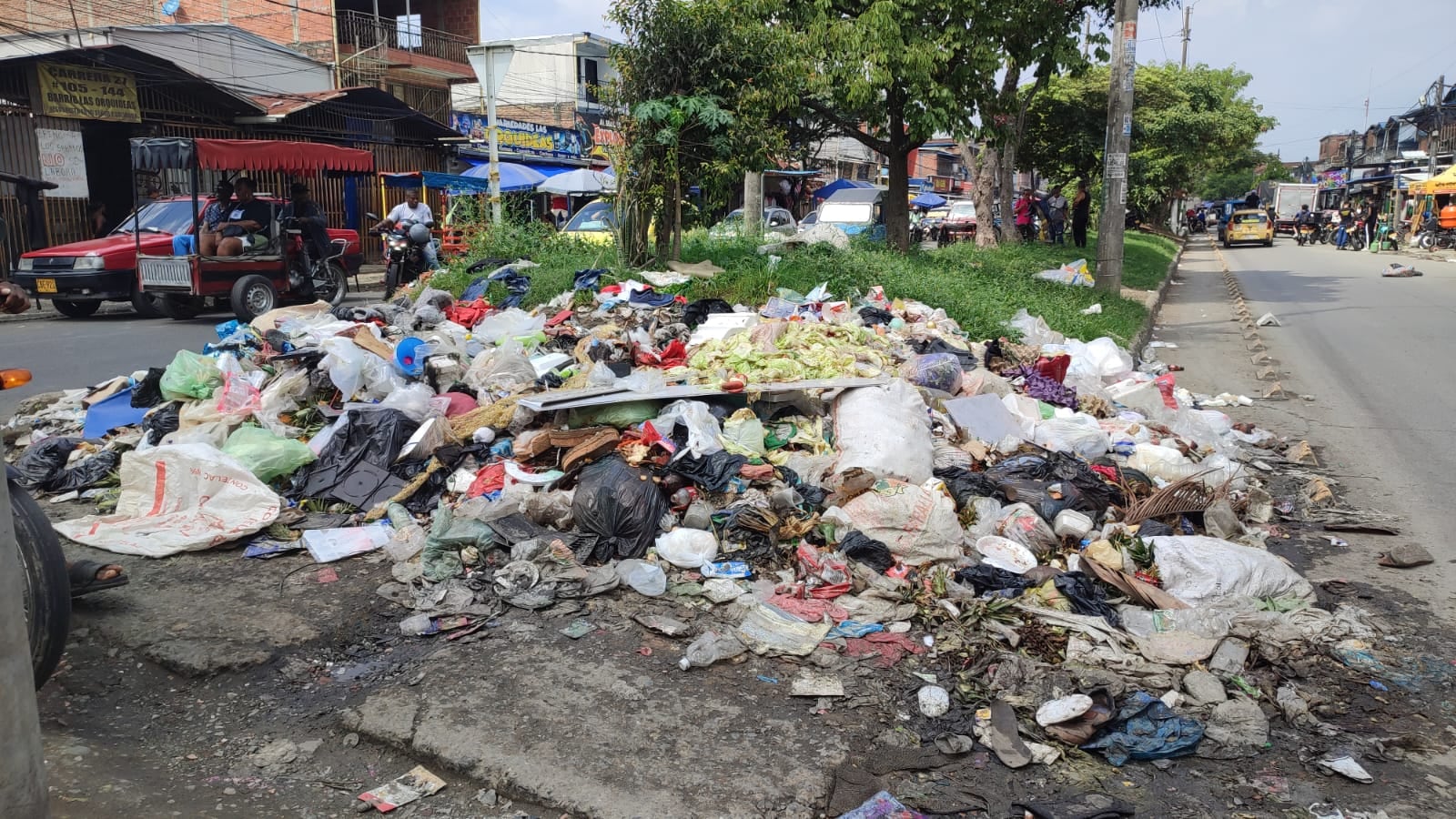 El separador de la carrera 27, entre calles 106 y 112, permanece ocupado por basuras y escombros.