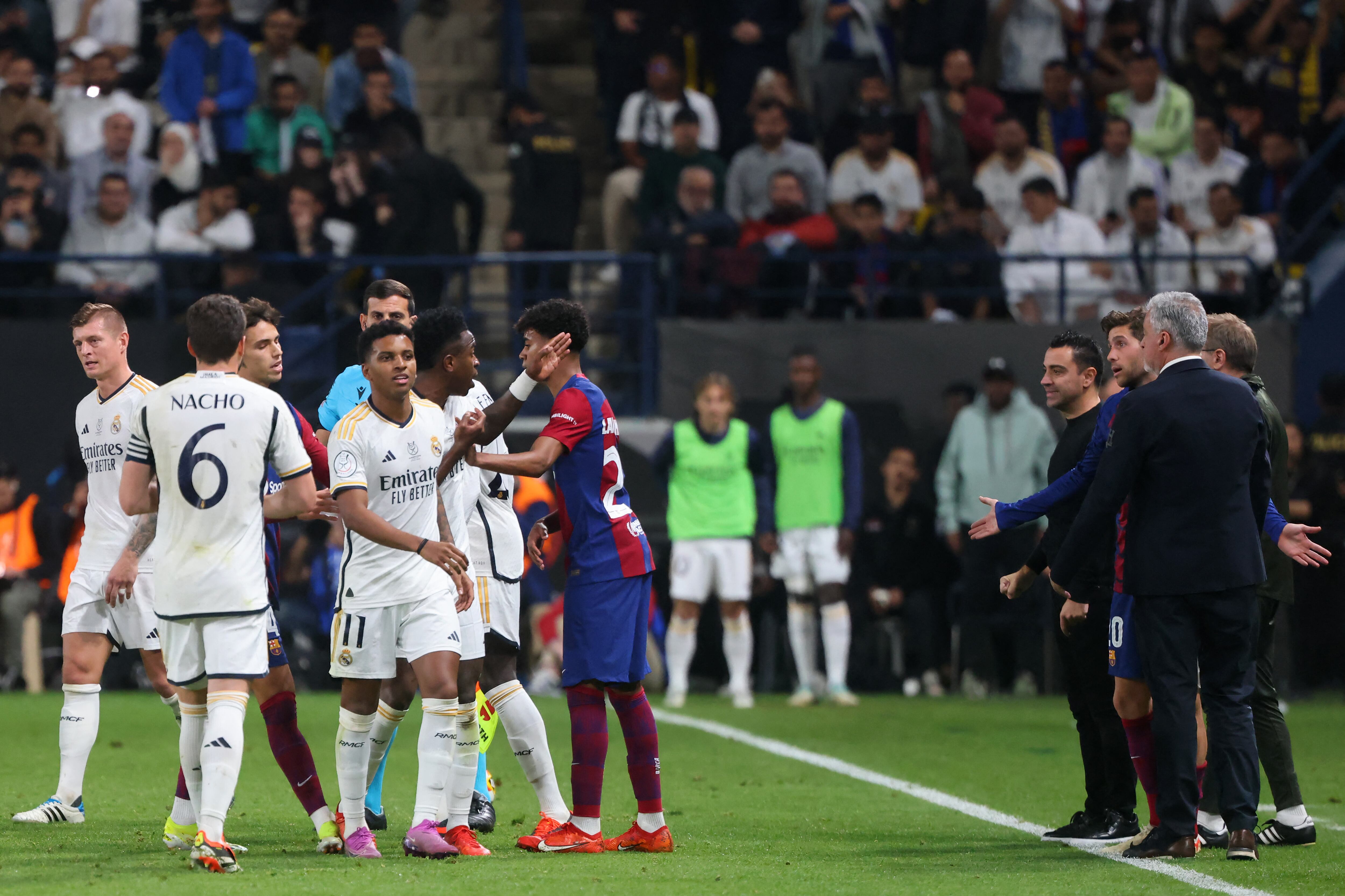 El delantero brasileño del Real Madrid #07 Vinicius Junior y el delantero español del Barcelona #27 Lamine Yamal discuten durante el partido final de la Supercopa