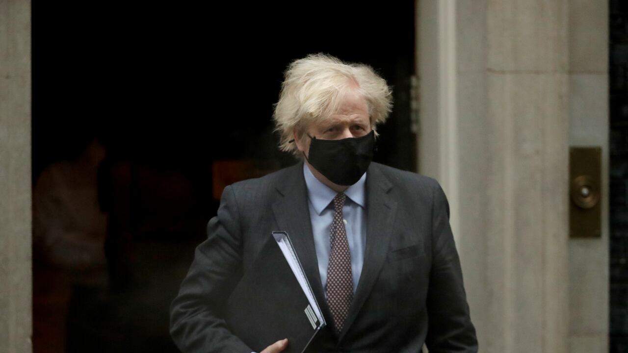 Boris Johnson sale del 10 de Downing Street. (AP Photo/Matt Dunham)