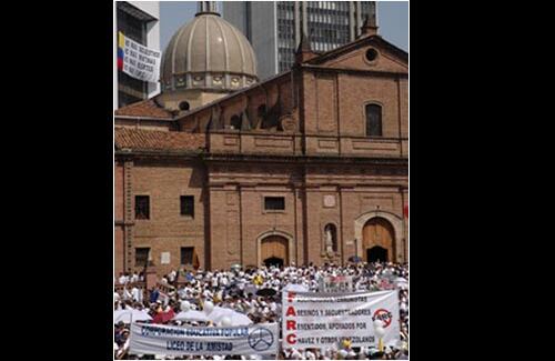 Los caleños soportaron el sol del mediodía para marchar contra las Farc. 