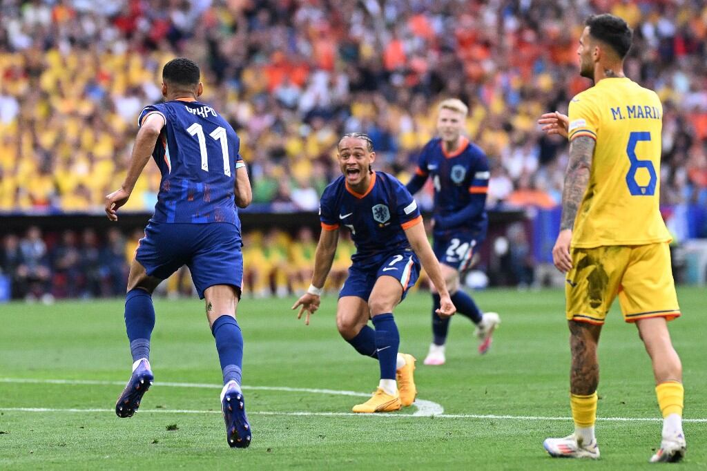 El delantero holandés # 11 Cody Gakpo celebra con el delantero holandés # 07 Xavi Simons (R) después de marcar el primer gol de su equipo durante el partido de fútbol de octavos de final de la UEFA Euro 2024 entre Rumania y Holanda en el Munich Football Arena en Munich el 2 de julio. , 2024. (Foto de Kirill KUDRYAVTSEV / AFP)