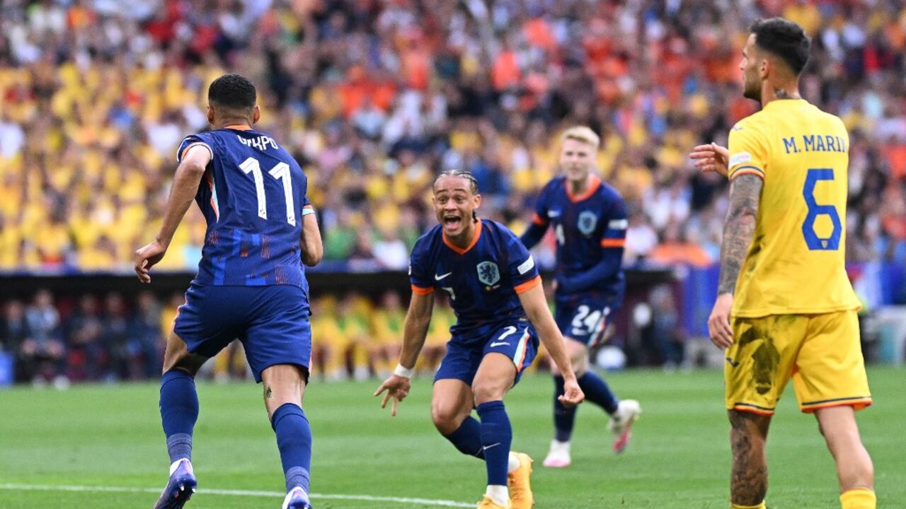 El delantero holandés # 11 Cody Gakpo celebra con el delantero holandés # 07 Xavi Simons (R) después de marcar el primer gol de su equipo durante el partido de fútbol de octavos de final de la UEFA Euro 2024 entre Rumania y Holanda en el Munich Football Arena en Munich el 2 de julio. , 2024. (Foto de Kirill KUDRYAVTSEV / AFP)