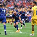 El delantero holandés # 11 Cody Gakpo celebra con el delantero holandés # 07 Xavi Simons (R) después de marcar el primer gol de su equipo durante el partido de fútbol de octavos de final de la UEFA Euro 2024 entre Rumania y Holanda en el Munich Football Arena en Munich el 2 de julio. , 2024. (Foto de Kirill KUDRYAVTSEV / AFP)