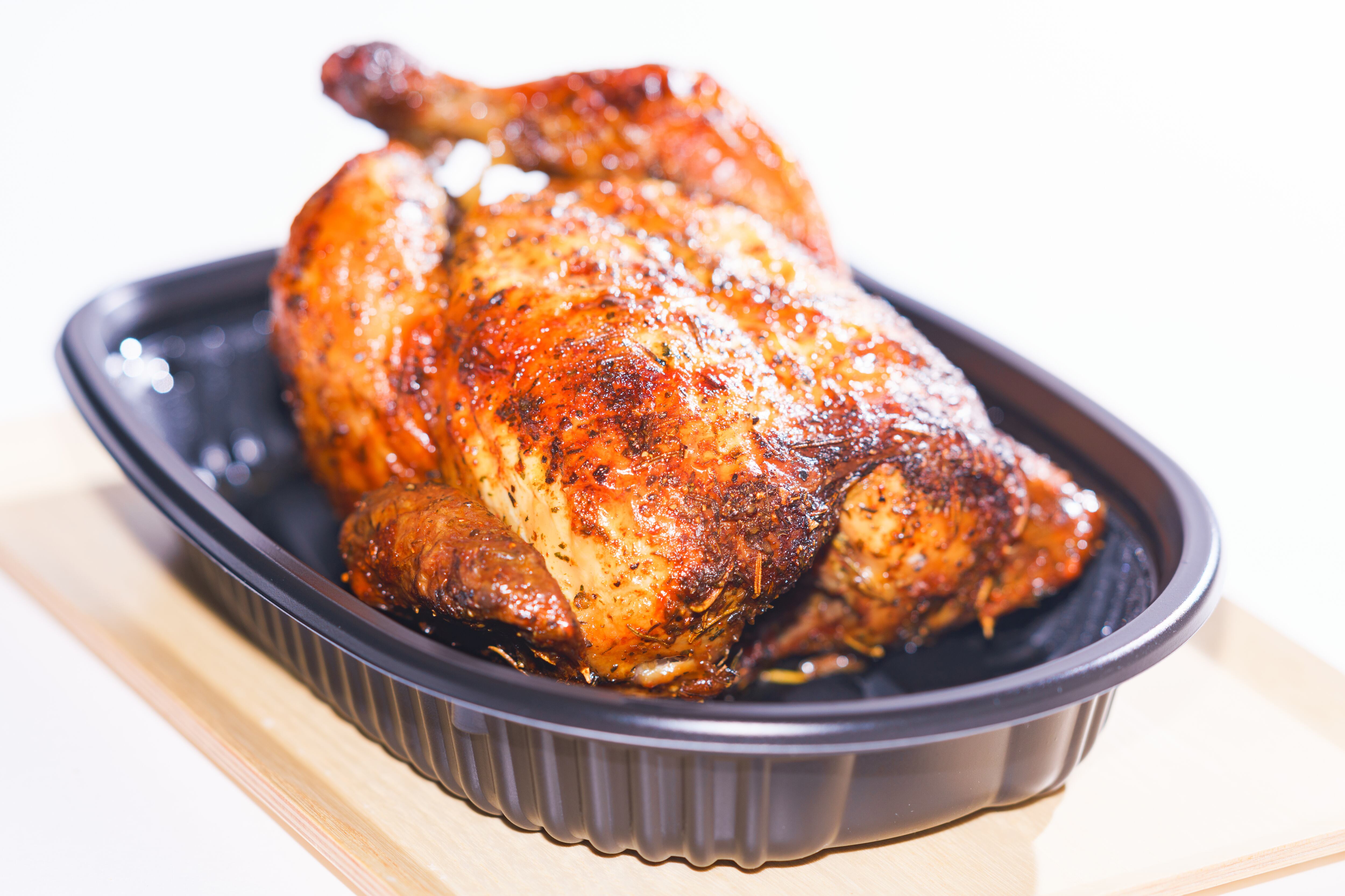 El precio del pollo asado en el país tuvo una caída en el último mes.