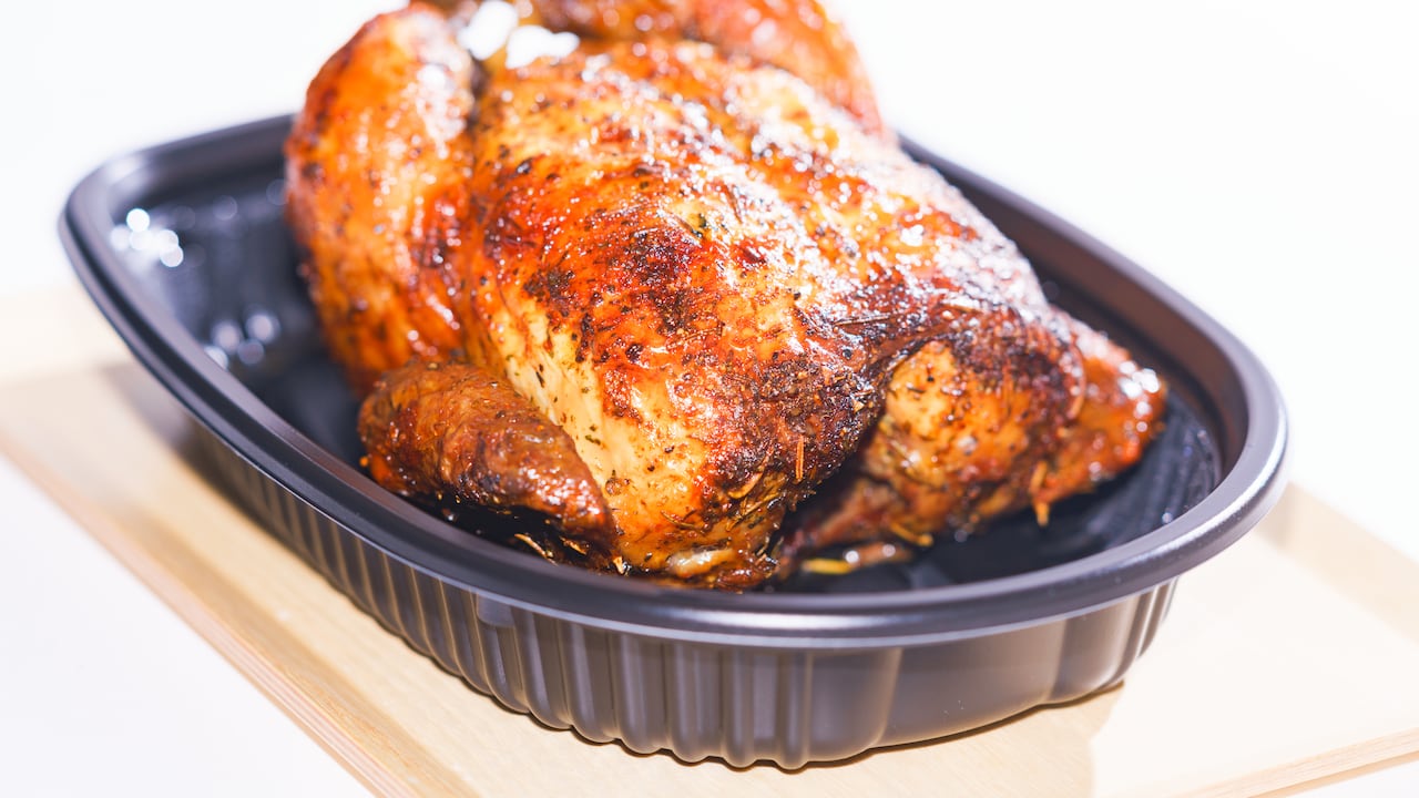 El precio del pollo asado en el país tuvo una caída en el último mes.