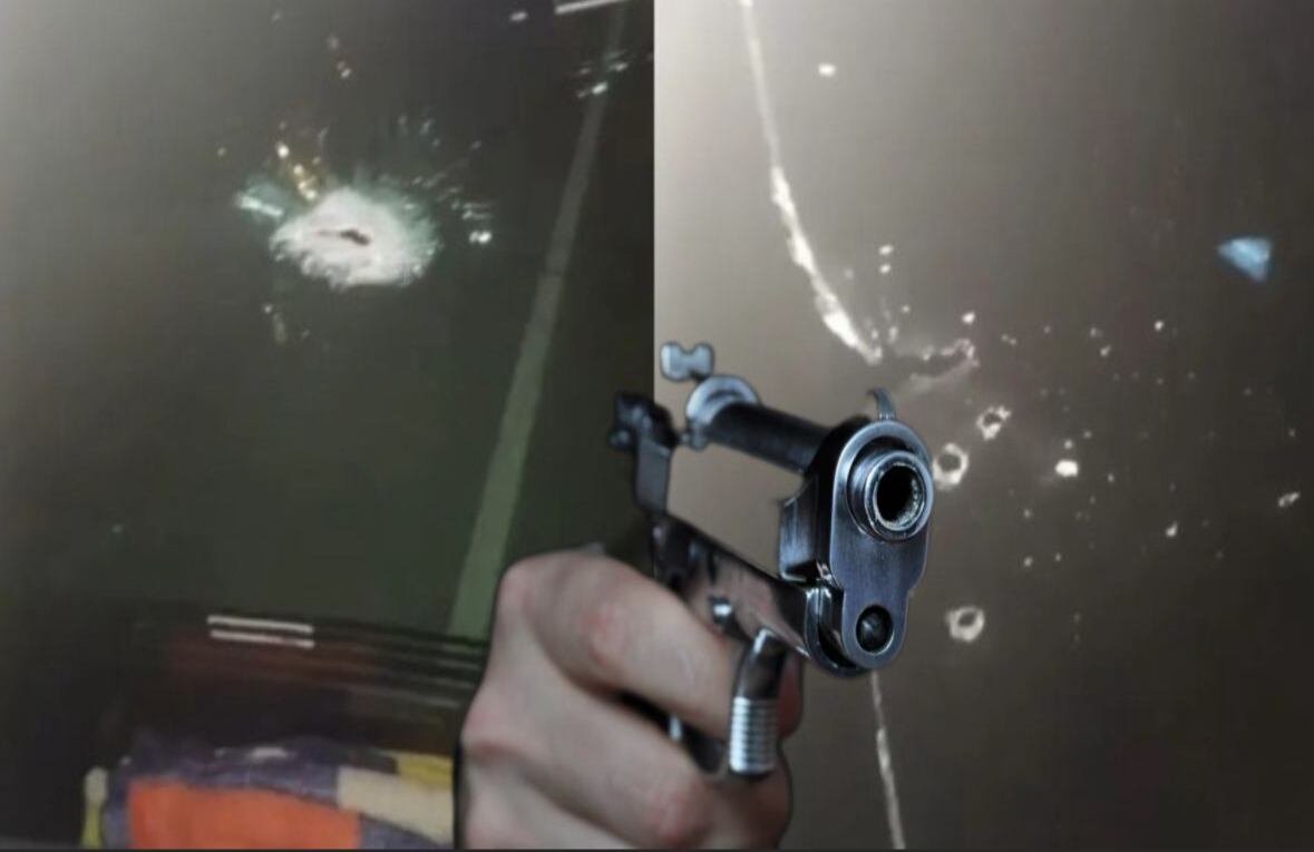 Así quedó el vidrio frontal del bus tras el ataque armado.