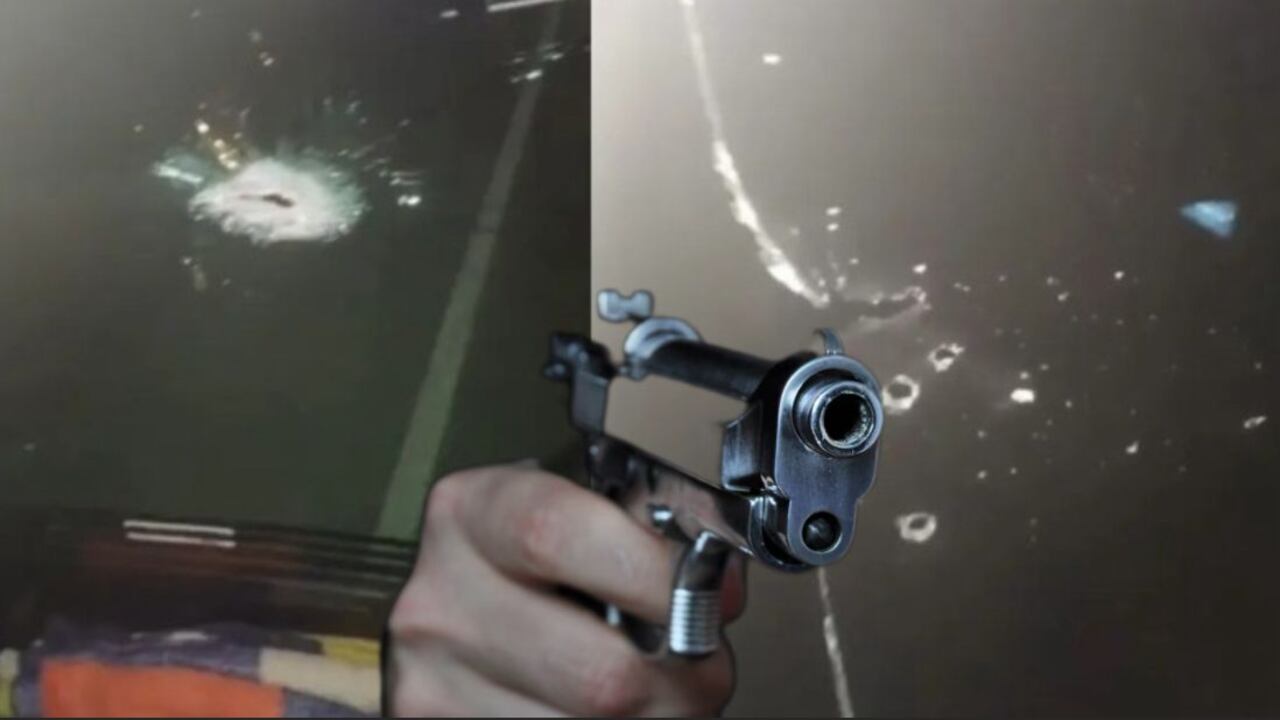 Así quedó el vidrio frontal del bus tras el ataque armado.