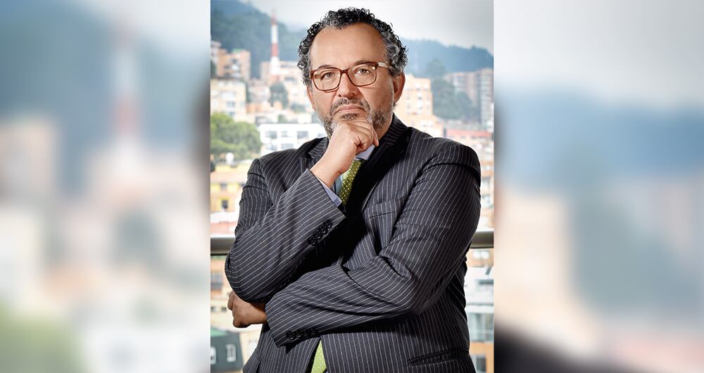   El magistrado Roberto Vidal, presidente de la JEP, señala que el aporte de verdad de los paramilitares es importante en casos como las relaciones de la fuerza pública con estas organizaciones.