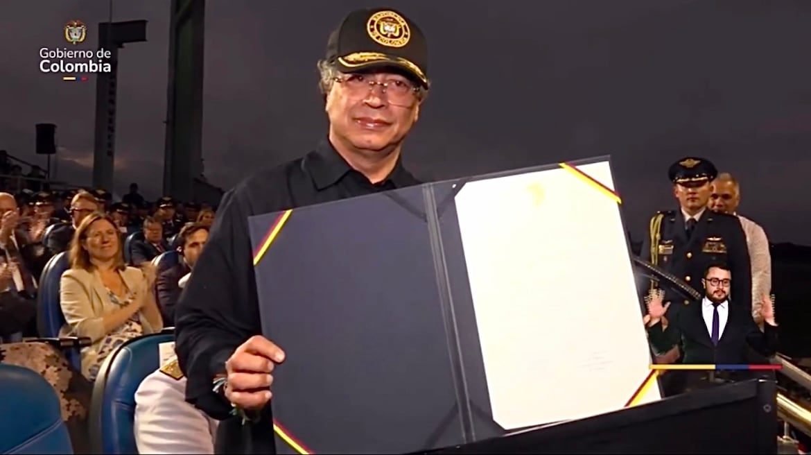 Presidente Gustavo Petro y la firma del contrato para la compra de 17 aviones de guerra