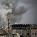 Una fotografía tomada el 6 de mayo de 2024 muestra humo ondeando tras el bombardeo al este de Rafah, en el sur de la Franja de Gaza, en medio del conflicto en curso entre Israel y el movimiento palestino Hamás. El jefe de política exterior de la Unión Europea, Josep Borell, condenó el 6 de mayo la orden de Israel a los palestinos que viven en el este de Rafah de huir de la ciudad de Gaza antes de un esperado ataque terrestre.