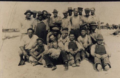 Warhol venía de una familia obrera. Su padre Andrej Warhola (abajo a la derecha) apoyó a Andy para que estudiara artes, ya que veía talento en su hijo. The Andy Warhol Museum, Pittsburgh; Founding Collection, Contribution The Andy Warhol Foundation for the Visual Arts, Inc.