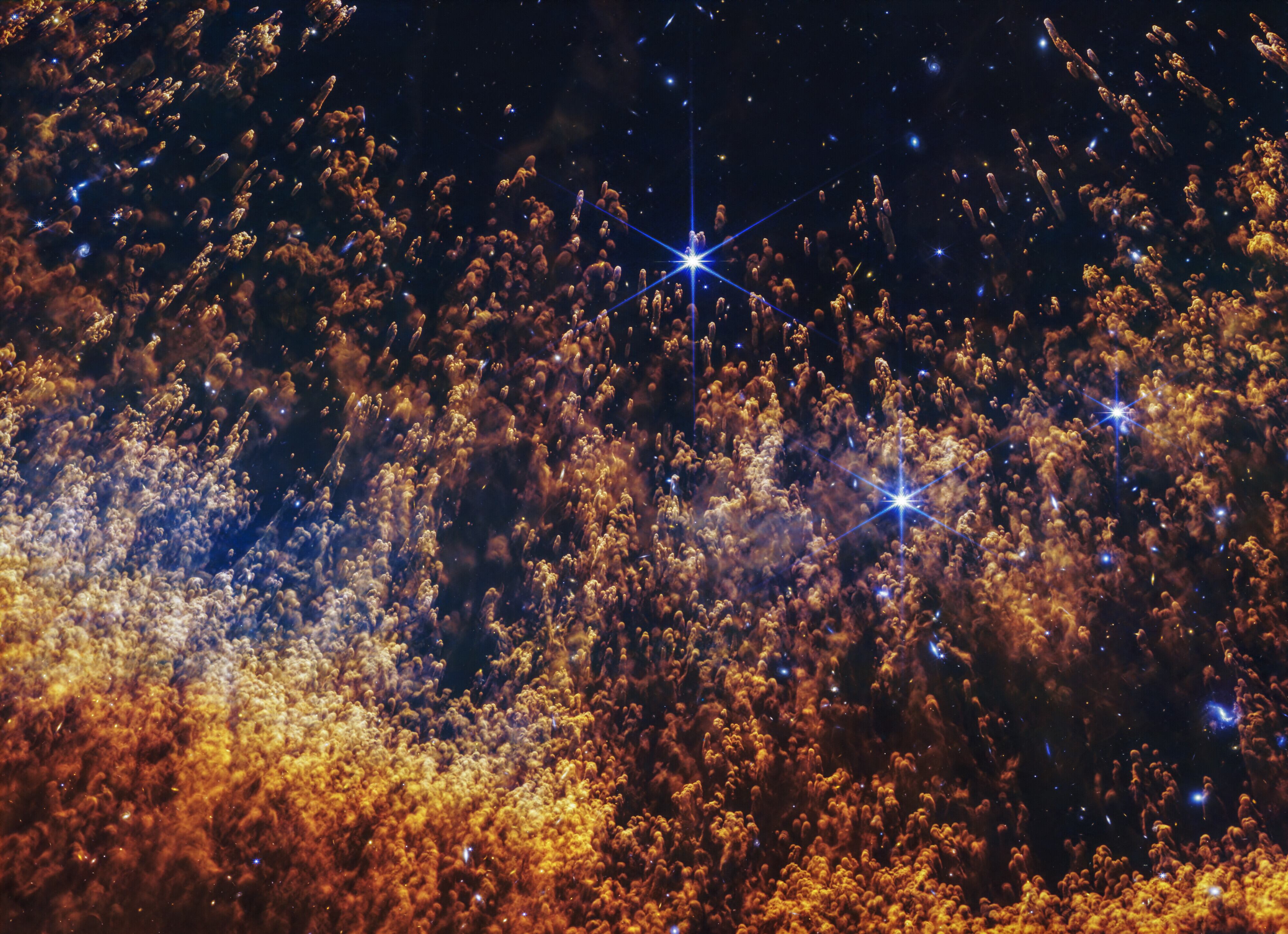 Webb revela la Nebulosa de la Hélice con brillantes detalles.