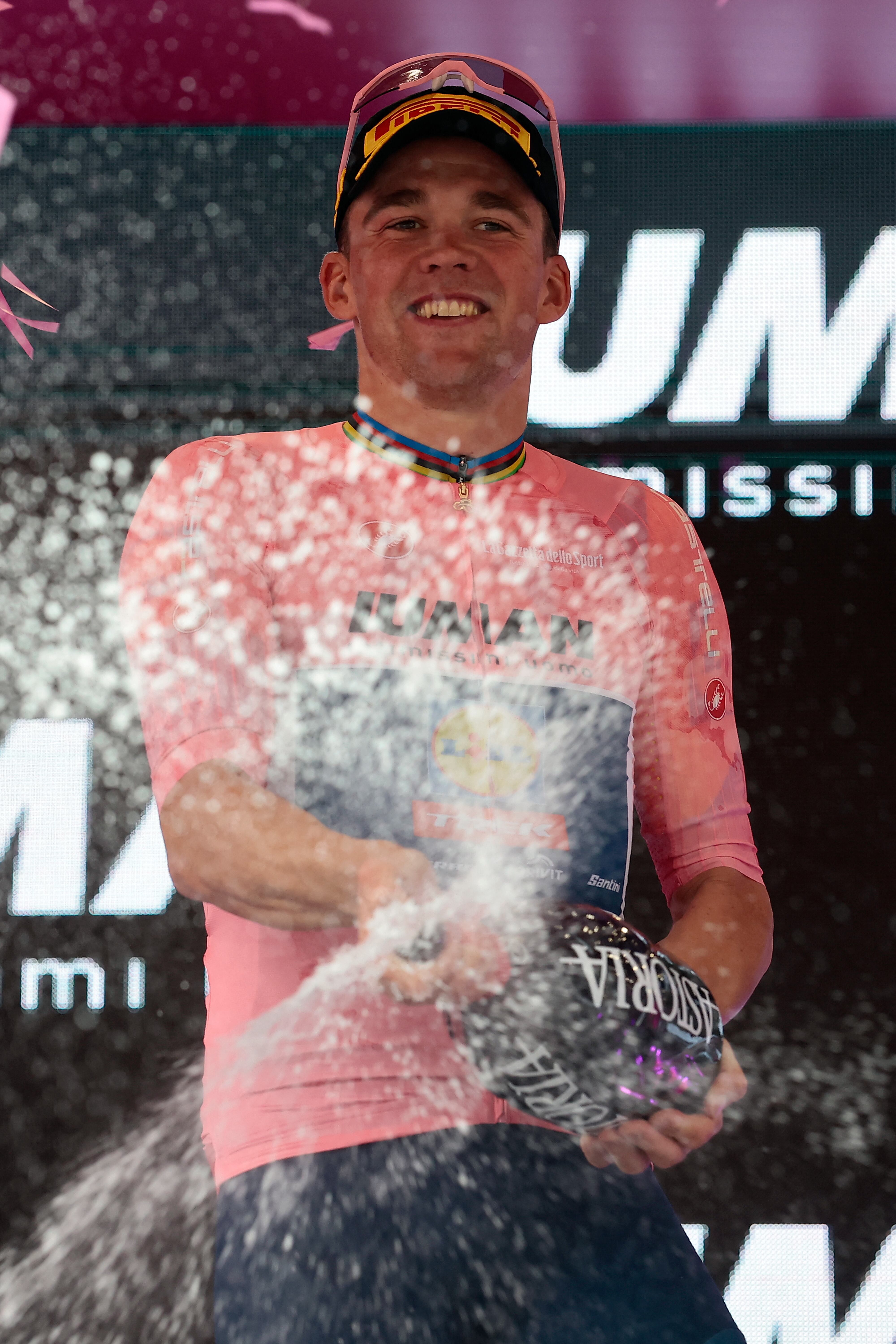 Mads Pedersen celebró su triunfo en la quinta etapa del Giro.