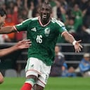 Raúl Jiménez con Julián Quiñones