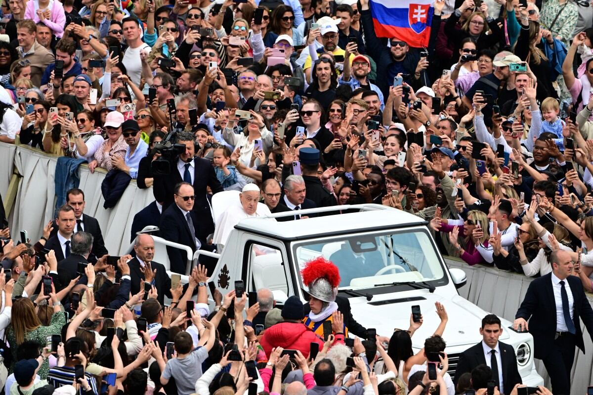 El papa Francisco saluda a la multitud desde el papamóvil después de la misa de Pascua, en la plaza de San Pedro en el Vaticano.