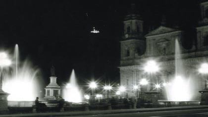 Aquí empezamos
En el pasado y en la actualidad, la plaza de Bolívar sigue siendo protagonista de la historia
