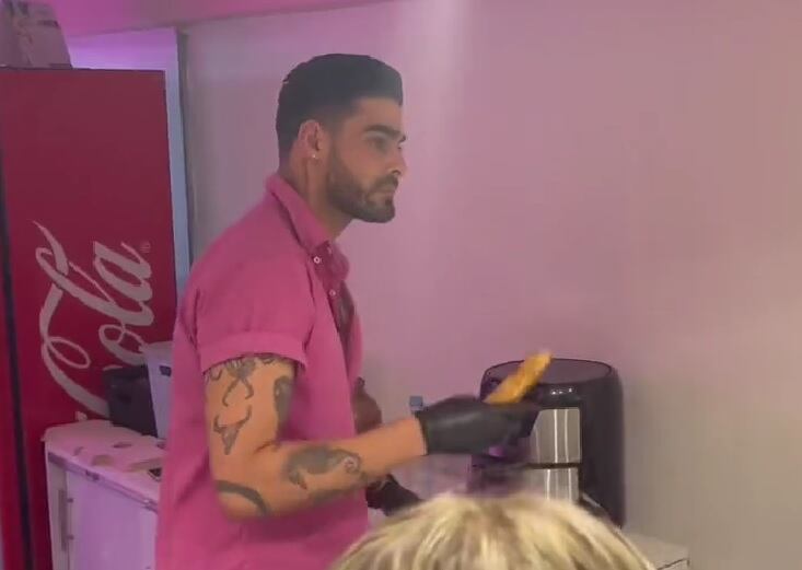 Así reciben los vendedores del local a los comensales.