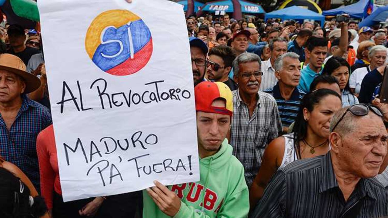 Tras una esperada reunión con una autoridad del poder electoral, el vocero de la oposición, Jesús Torrealba, anunció que fueron declaradas "válidas" 1,3 millones de firmas, cuando sólo se requieren unas 200.000 (1% del padrón electoral) para activar el referendo.