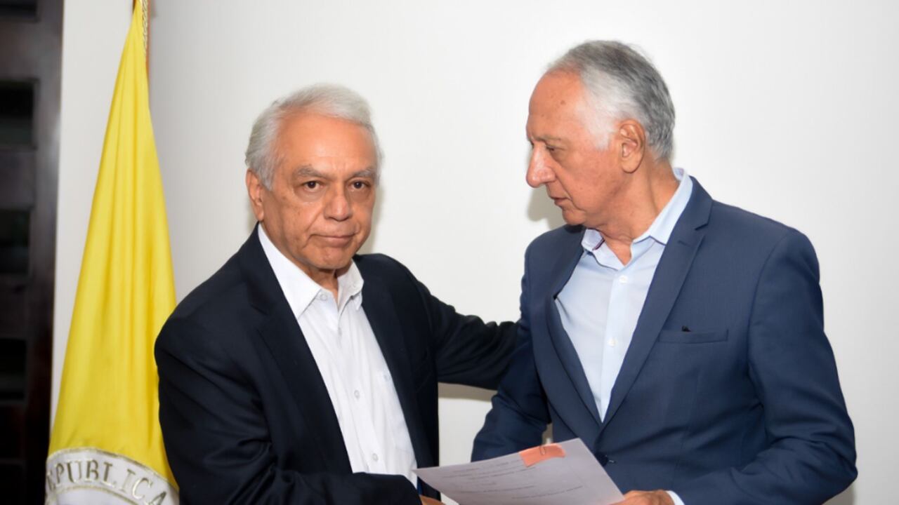 Ministro de Salud, Guillermo Alfonso y el nuevo superintendente Nacional de Salud, Bernardo Camacho