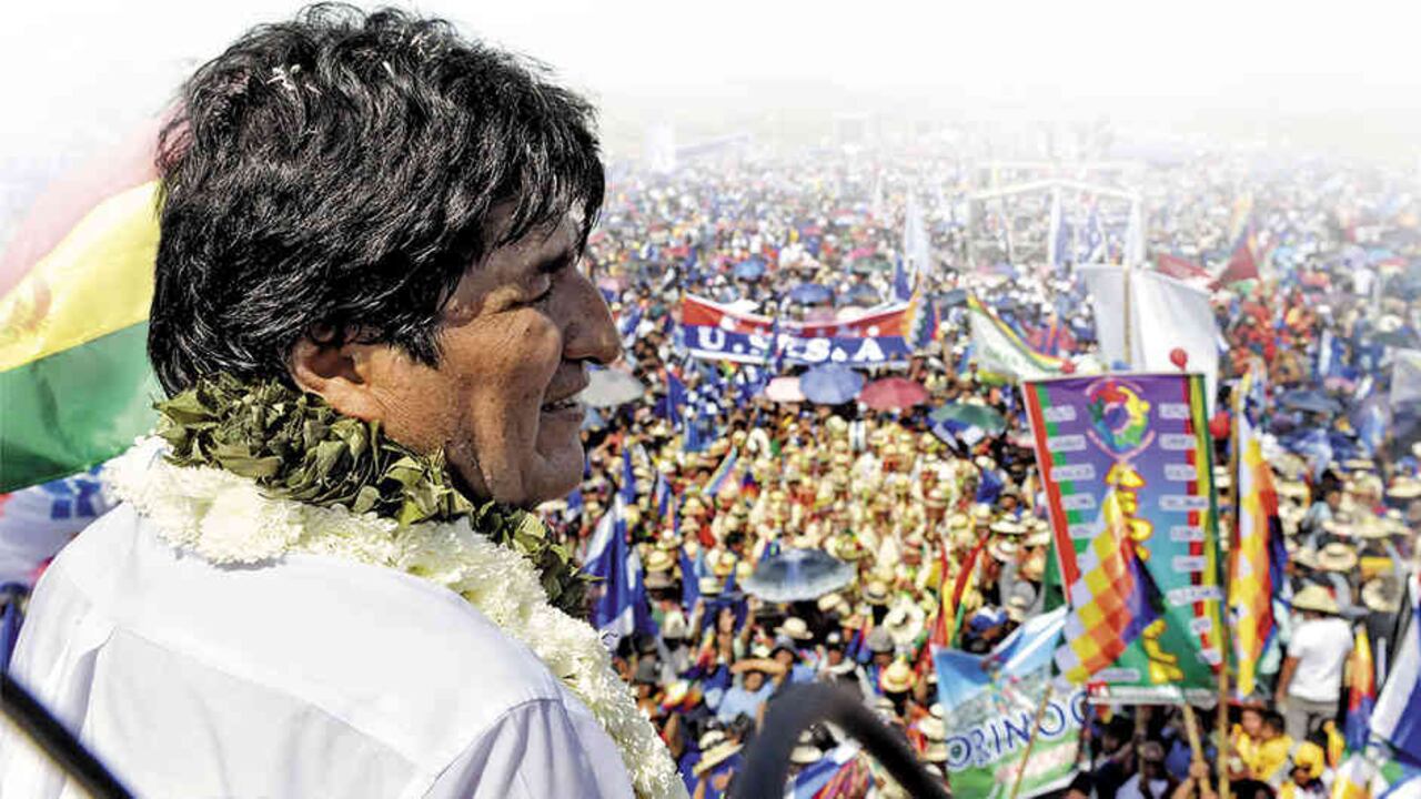 Morales inicia su campaña en Cochabamba ante miles de personas.