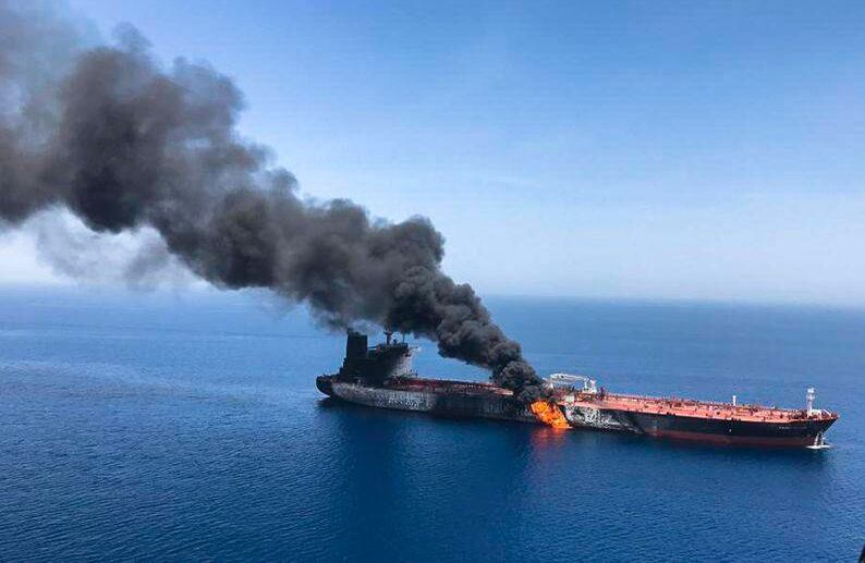 13 de junio - Un barco petrolero se prende en llamas en medio del mar de Omán después de que dos embarcaciones fueran atacados. FOTO: ISNA / AP