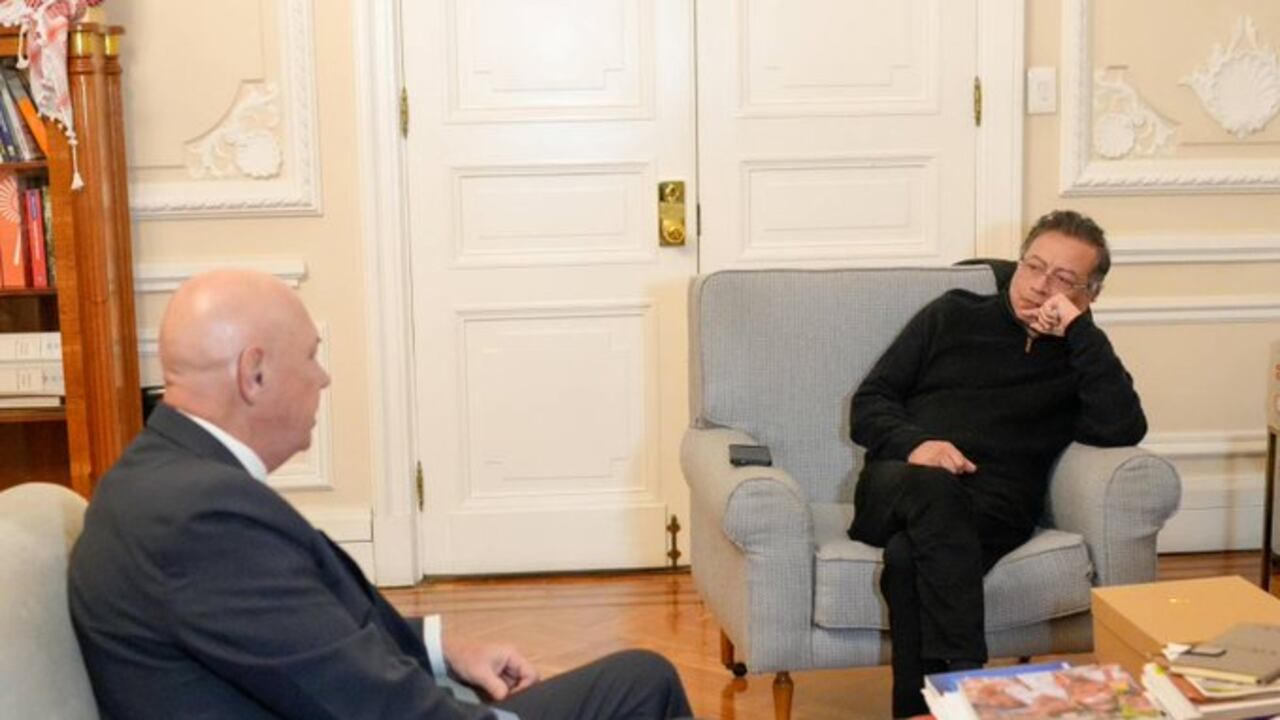 Gustavo Petro y John McNamara