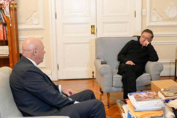 Gustavo Petro y John McNamara