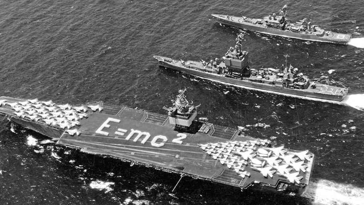 Vista aérea del primer portaviones con propulsión nuclear del mundo, el USS Enterprise (CVN-65), de la Armada de Estados Unidos, con la ecuación E= mc2 de Albert Einstein grabada en la cabina de vuelo.