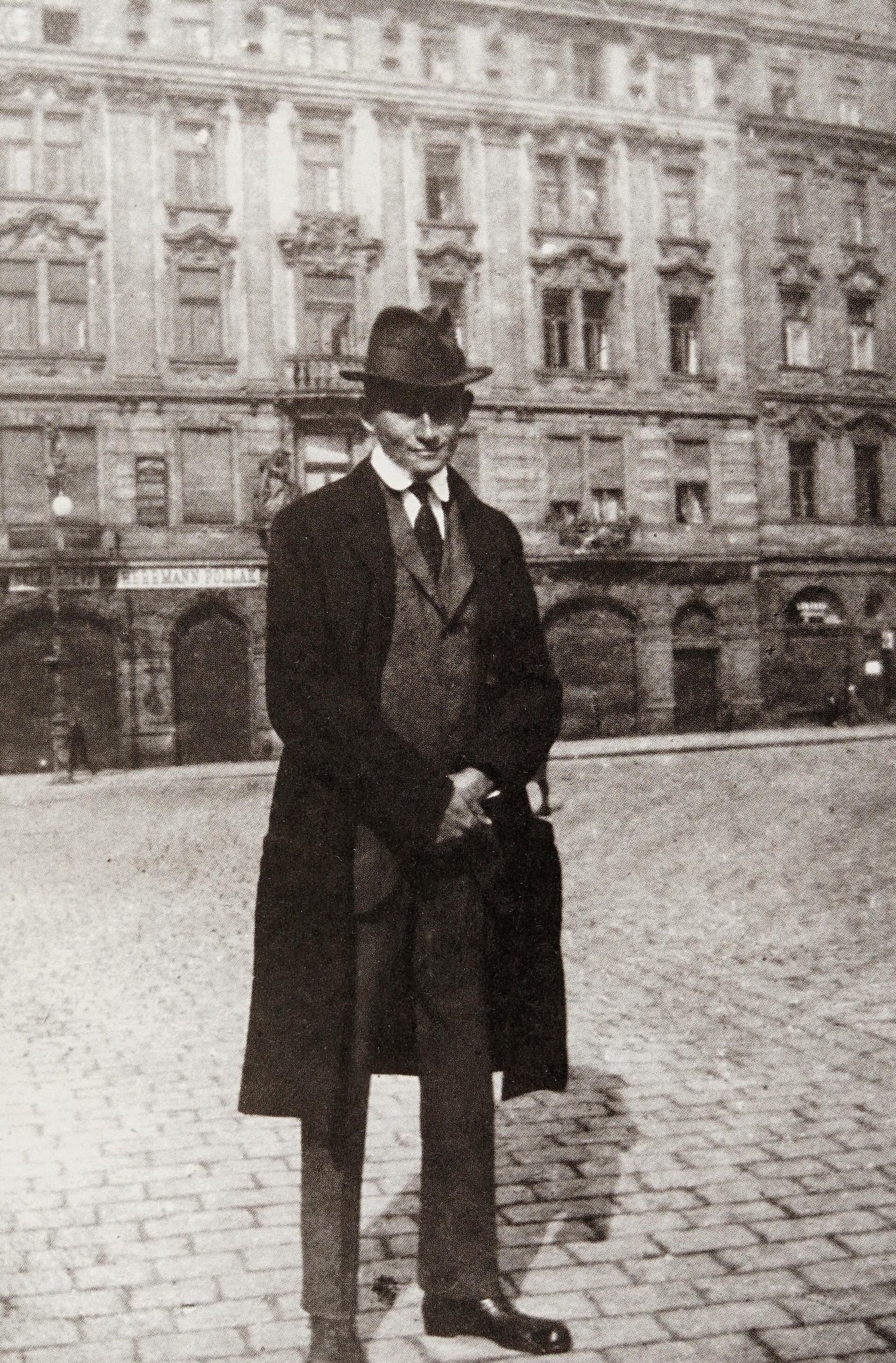 Fotografía de Franz Kafka en Praga, alrededor de 1922. Wikimedia Commons