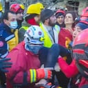 En el video que acompaña el mensaje de Bukele, se puede ver el momento donde los rescatistas sacan de los escombros a un menor que permanece inmóvil y lo colocan en una camilla, entre gritos y sollozos de los presentes.