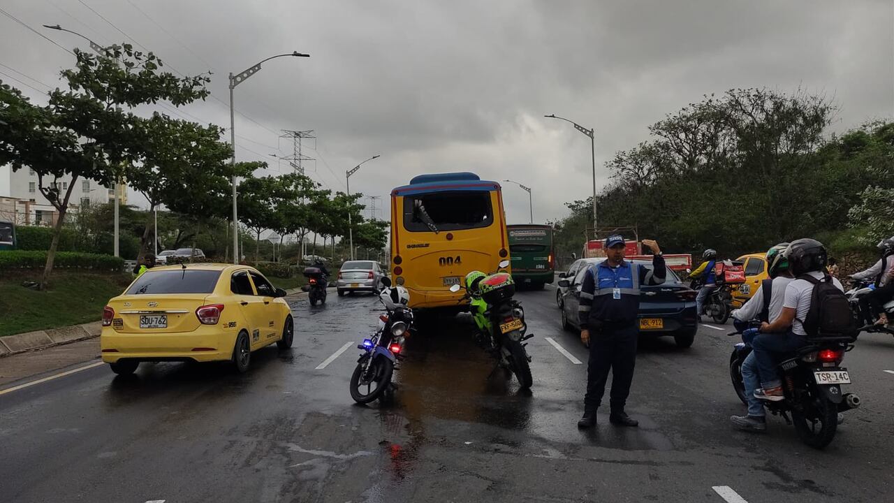 La emergencia fue atendida por el cuerpo de Bomberos y Tránsito de Barranquilla apoyó control en la movilidad