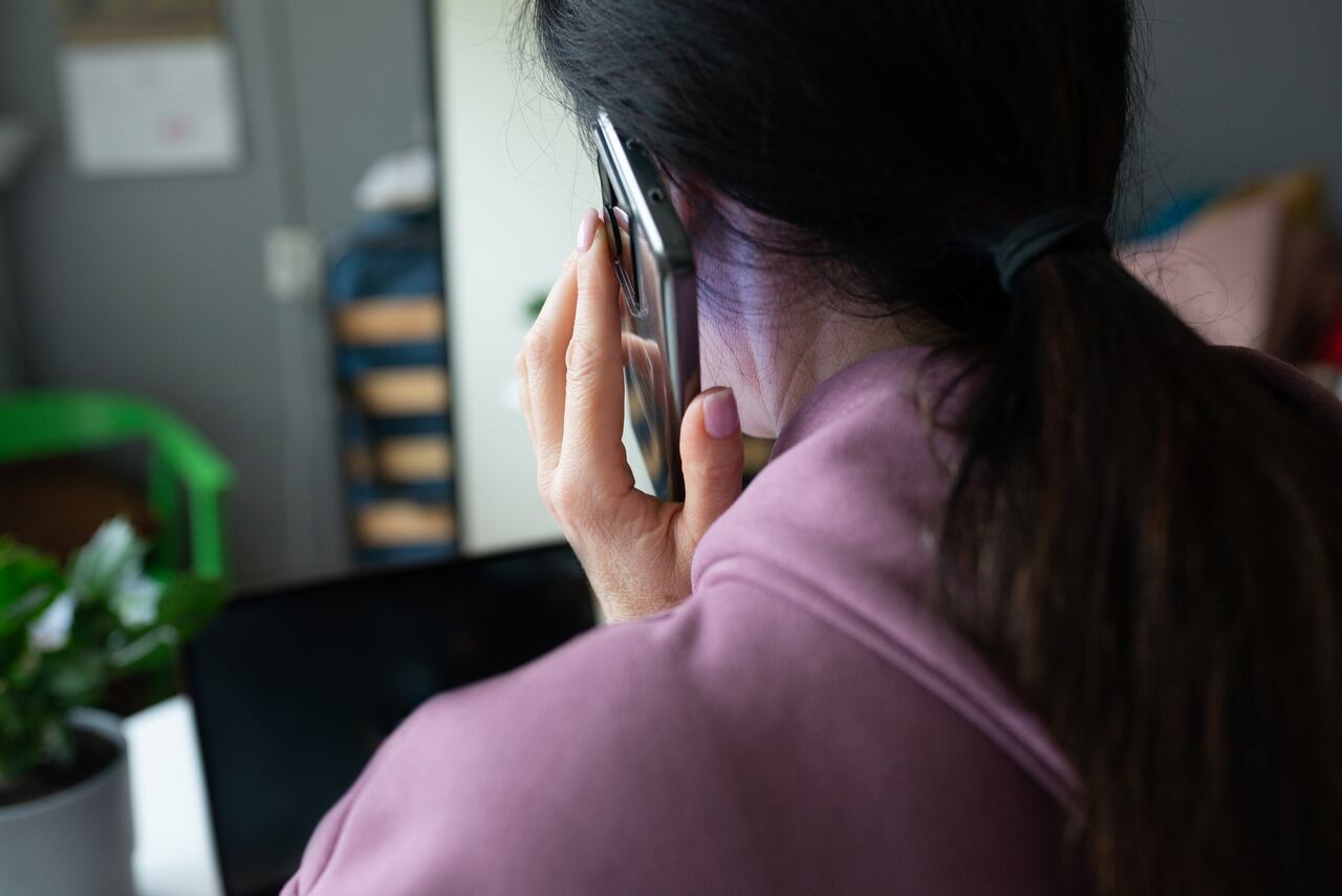 Las estafas telefónicas evolucionan con IA, pero una “frase segura” ayuda a detectar fraudes.