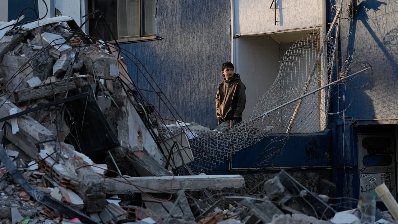 Photo: semana.com Colombia Earthquake: 7.4 Magnitude Quake Kills 169 and Triggers National Crisis