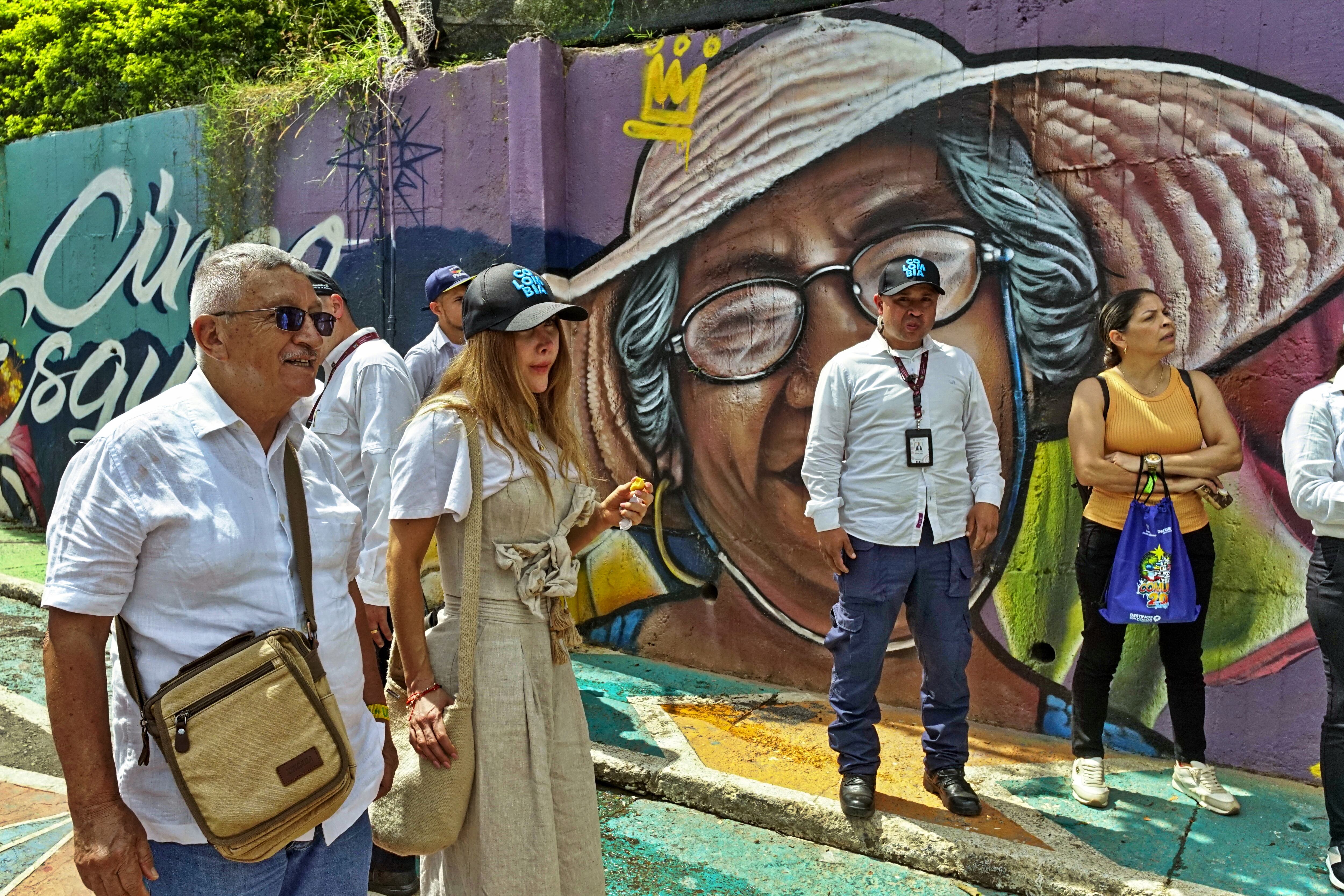 Diana Marcela Morales ministra de Comercio, Industria y Turismo, estuvo en la apertura oficial del corredor turístico de la comuna 20. Esta ruta turística comunitaria en Siloé, ofrece una experiencia cultural y comunitaria, destacando la historia, el arte, y las tradiciones del barrio. El recorrido, que puede realizarse a pie o a través del sistema MIO Cable. Es importante destacar la belleza de los murales pintados sobre las fachadas de las viviendas, que cuentan historias de sus habitantes. Foto Jorge Orozco