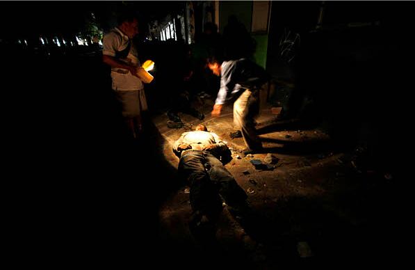 Destruidas quedaron viviendas, calles y vehículos a lo largo de varias vías de este país. El número de muertos aumenta cada vez más. Son las consecuencias de un terremoto de 8,8 grados de magnitud que sacudió a Chile en la madrugada del sábado 27 de febrero de 2010.