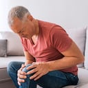 El dolor de rodilla puede ser causado por afecciones en el cartílago o por sobrepeso.