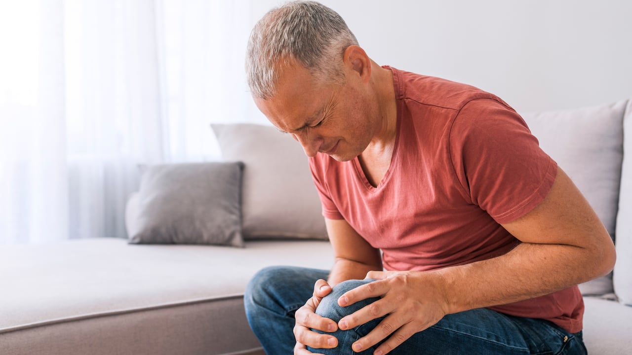 El dolor de rodilla puede ser causado por afecciones en el cartílago o por sobrepeso.