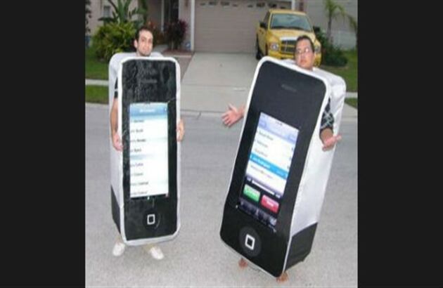 Con su  emjor amigo pueden hacer los disfraces de iPhone 5 y iPhone 4S. 