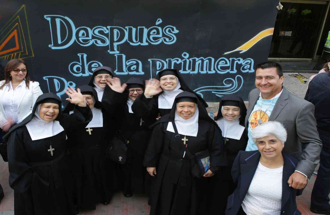 Monjas esperan ver al papa Francisco, quien se asomará por una ventada de la Arquidiócesis de Bogotá. Foto: Juan Carlos Sierra// SEMANA 