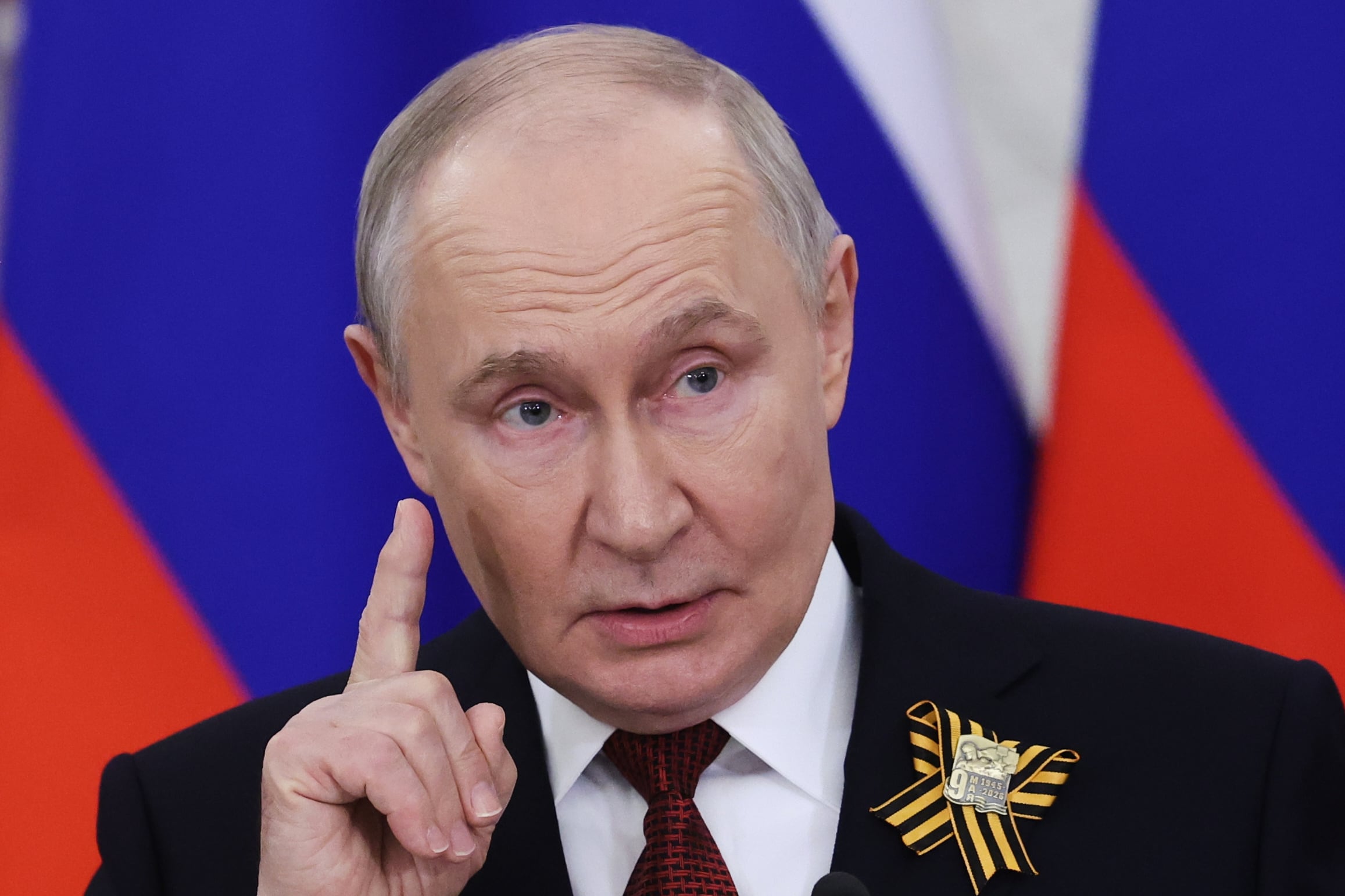 El presidente ruso Vladimir Putin gesticula mientras habla con periodistas tras su reunión con los jefes de las delegaciones extranjeras en el Gran Palacio del Kremlin en Moscú.