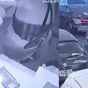 Las cámaras de seguridad captaron el actuar del victimario y sus cómplices.