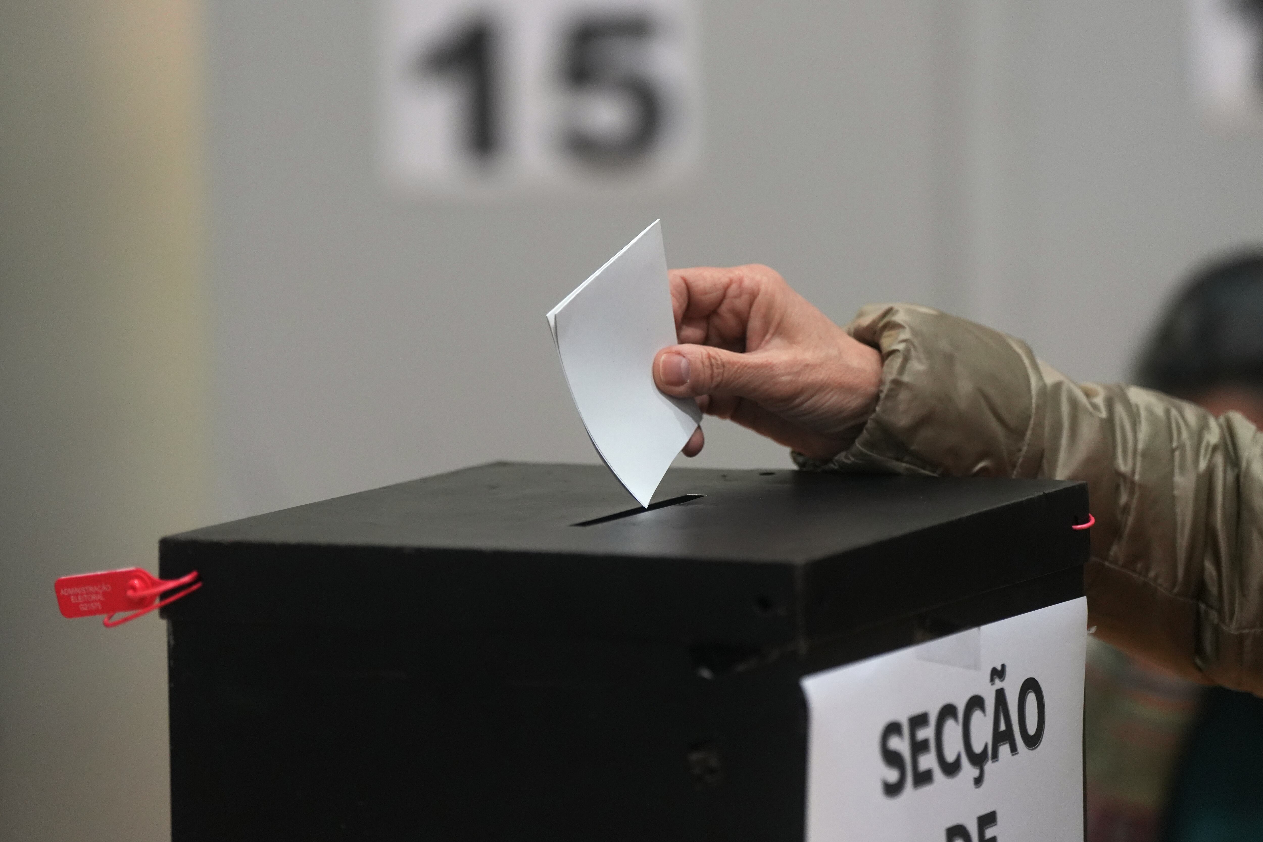 Una votante emite su voto en un colegio electoral durante las elecciones presidenciales en Lisboa.