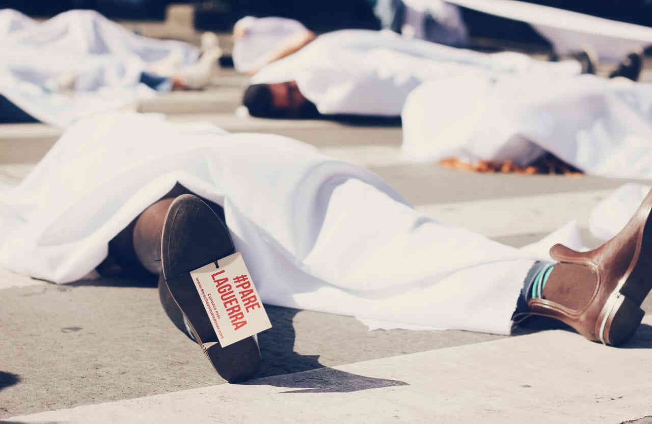 Acción simbólica #PareLaGuerra en Medellín. Foto: Andrea Osorio H.