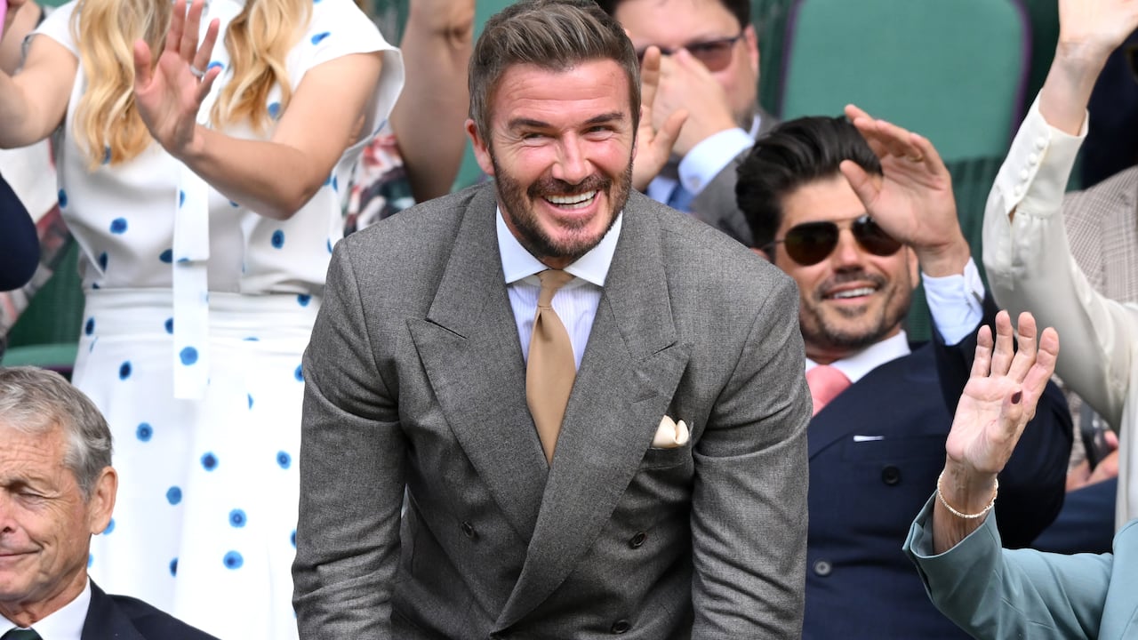 David Beckham se suma a la ola mexicana durante el primer día de Wimbledon.