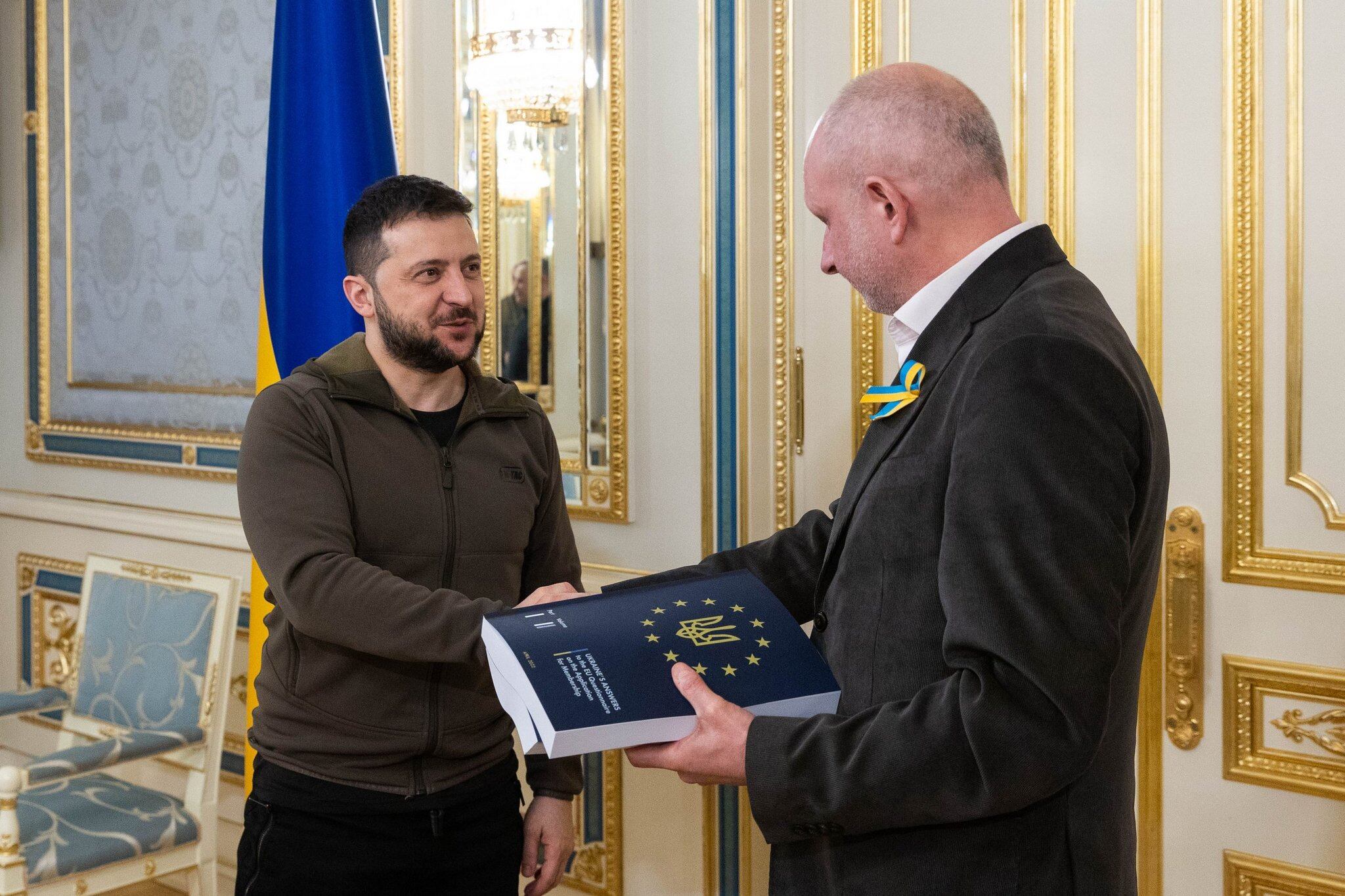 El presidente de Ucrania, Volodímir Zelenski, al momento de hacer entrega del cuestionario para recibir el estatus de país candidato a la adhesión a la Unión Europea (UE).