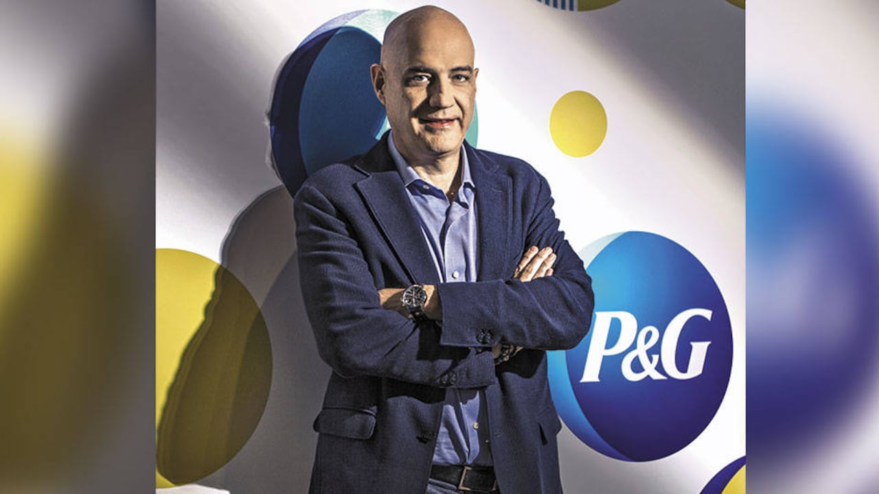 Con tres hijos, a este ejecutivo le encanta pasar tiempo con su familia, viajar, montar en bicicleta y disfrutar del fútbol.