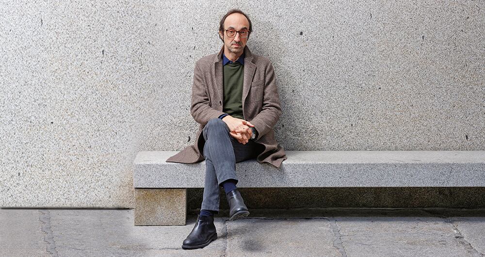 En sus trabajos, en los que confluyen poesía, ciencia y sociedad, Agustín Fernández Mallo soporta su prolijidad en la lucidez de hacer entendible lo complejo.