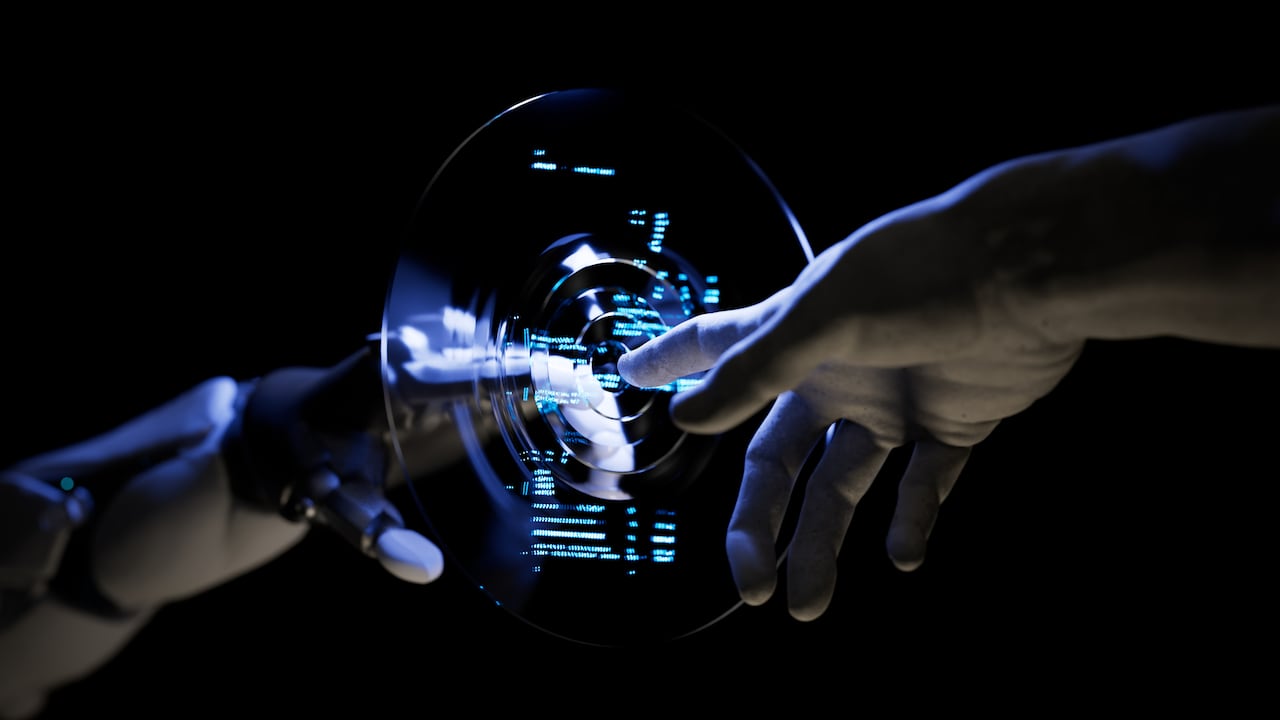 ChatGPT predice que la automatización a través de la IA afectará las estructuras laborales, especialmente en áreas con tareas predecibles.